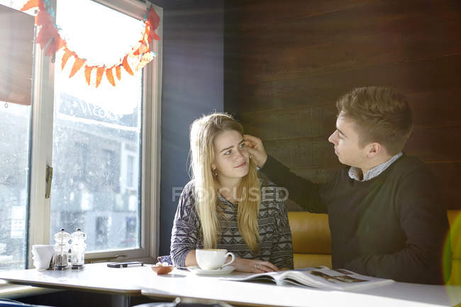 Romantico giovane coppia in data in caffè — Foto stock