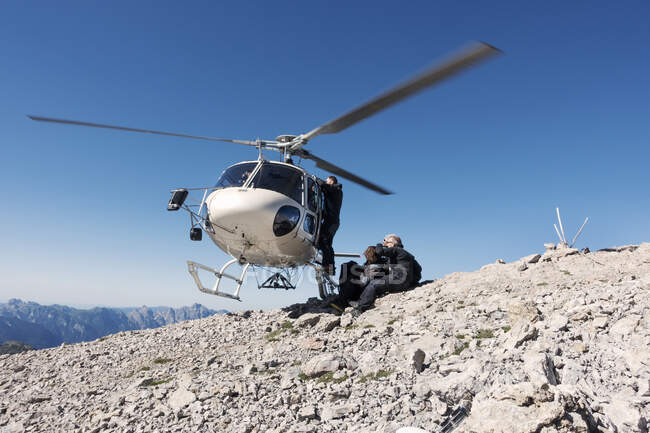 BASE jumping team exiting helicopter on top of mountain, Italian Alps, Alleghe, Belluno, Italy — Stock Photo