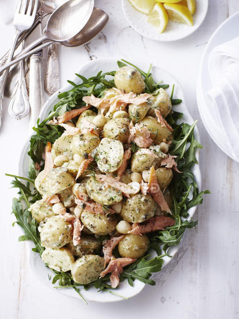 Salade de poisson et pommes de terre nouvelles bouillies — Photo de stock