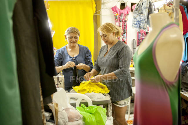 Deux couturières préparant des vêtements pour la couture en atelier — Photo de stock