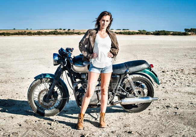 Retrato de motociclista feminina na planície árida, Cagliari, Sardenha, Itália — Fotografia de Stock