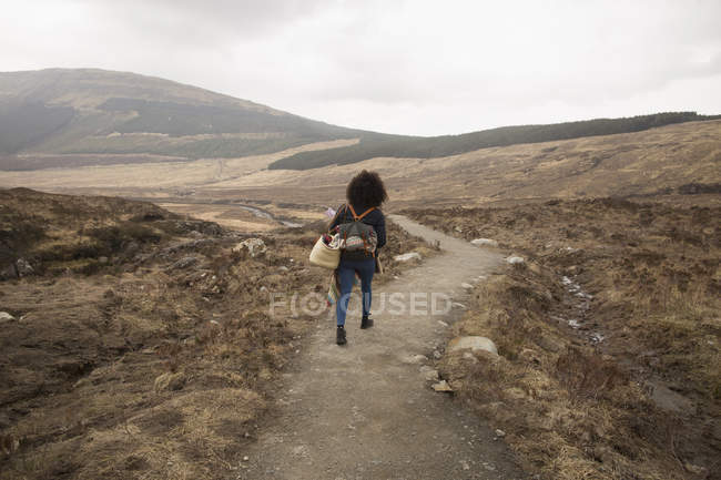 Woman hiking on path, Fairy Pools, Isle of Skye, Hebrides, Escócia — Fotografia de Stock