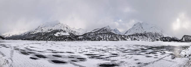 Lac gelé et montagnes enneigées, Engadin, Suisse — Photo de stock