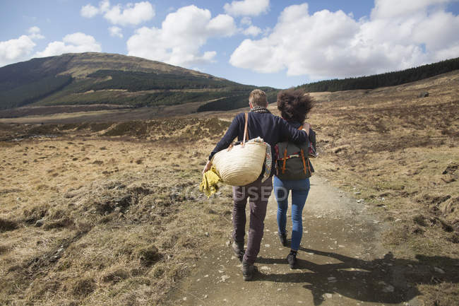 Casal caminhadas no caminho em colinas, Fadas Piscinas, Ilha de Skye, Hébridas, Escócia — Fotografia de Stock