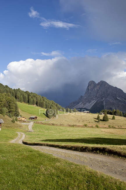 Sujeira e montanhas distantes, Dolomitas, Plose, Tirol do Sul, Itália — Fotografia de Stock