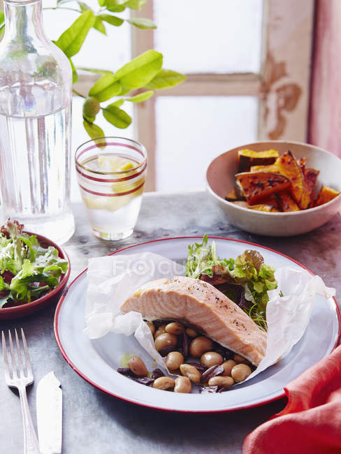 Baked salmon steak with beans on plate — Stock Photo