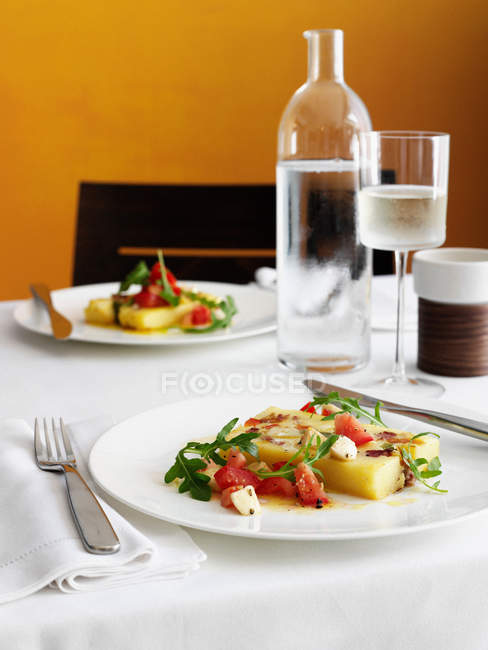 Тарелки салата из дыни — стоковое фото