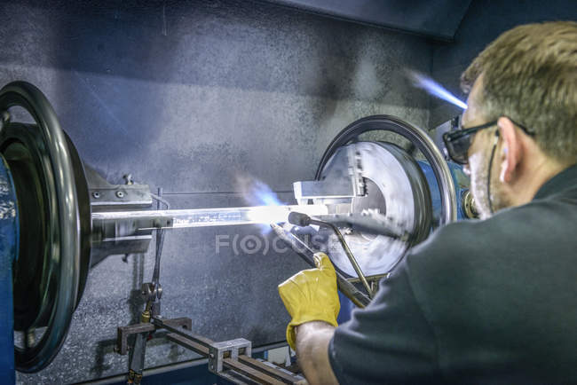 Промислові скла вентилятор, утворюючи склотрубки верстат — стокове фото