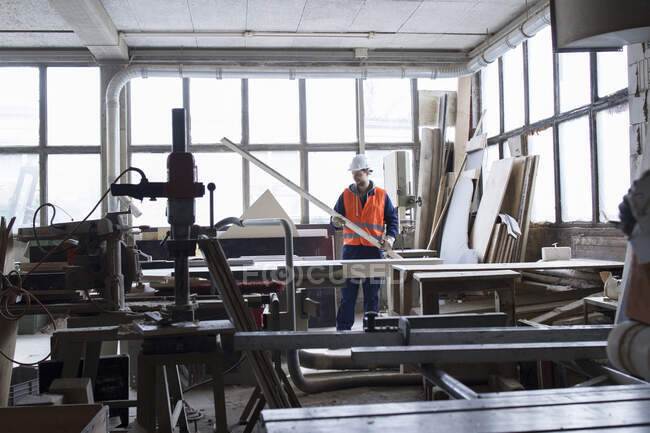 Працівник заводу вивчає сталевий стрижень на заводі з армування бетону — стокове фото