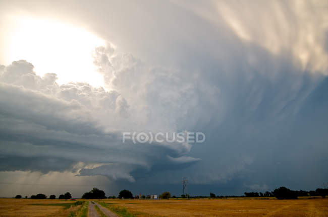 Duas tempestades colidem acima do campo em Oklahoma, EUA — Fotografia de Stock