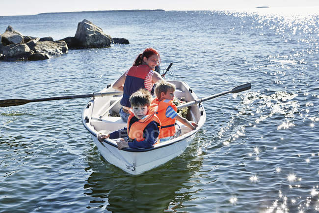 Mère et deux petits fils en bateau à rames sur le lac, Gavle, Suède — Photo de stock