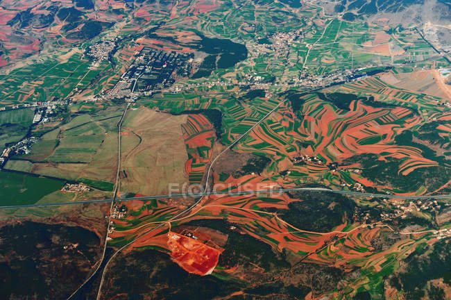 Вид с воздуха на цветные поля, Юньнань, Китай — стоковое фото