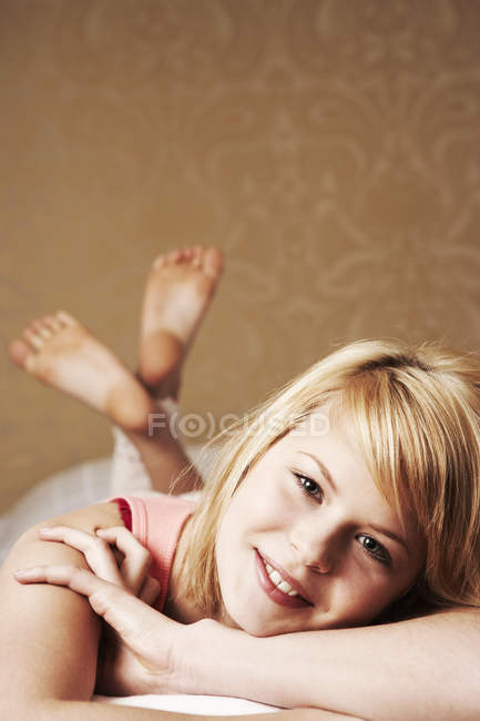 Rubia adolescente acostada en la parte delantera, retrato - foto de stock