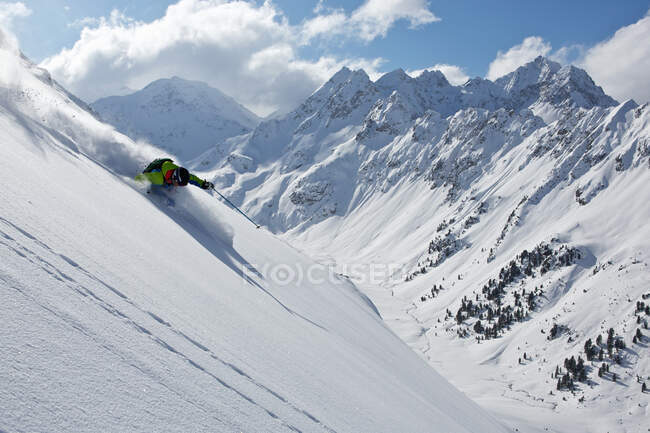 Hombre fuera de pista esquiando en Kuhtai, Tirol, Austria - foto de stock