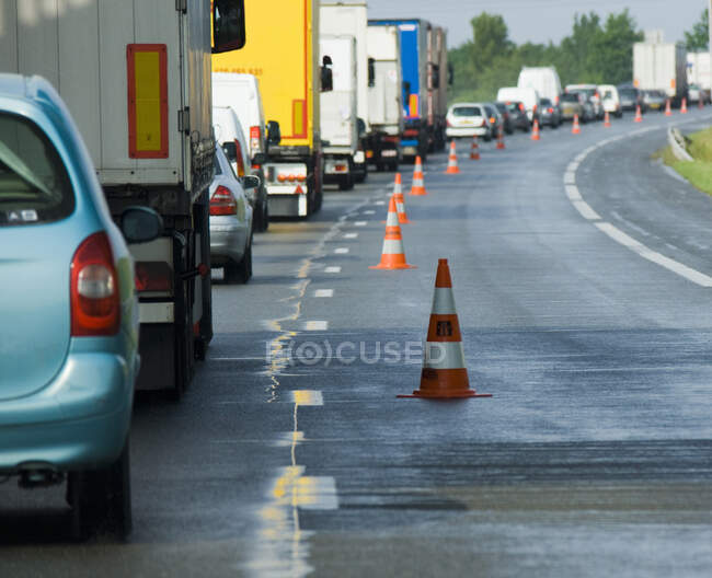 Vista posteriore di file di traffico in coda sull'autostrada con coni di traffico — Foto stock