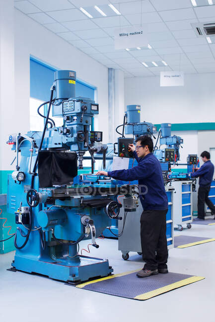 Arbeiter in einer Kleinteilefabrik in China — Stockfoto