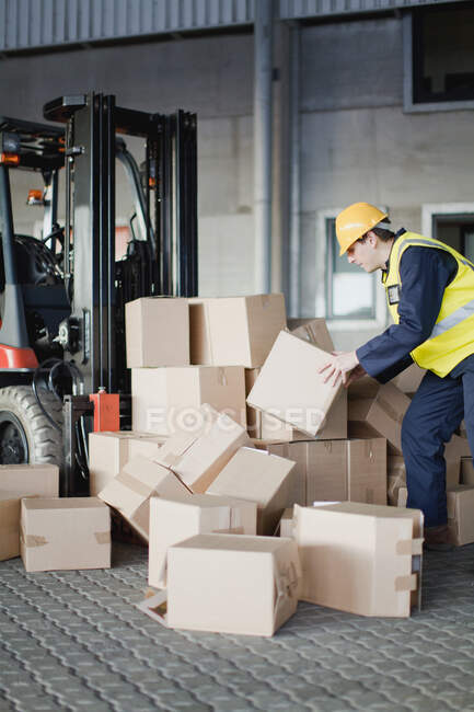 Caixas de carga do trabalhador na empilhadeira — Fotografia de Stock