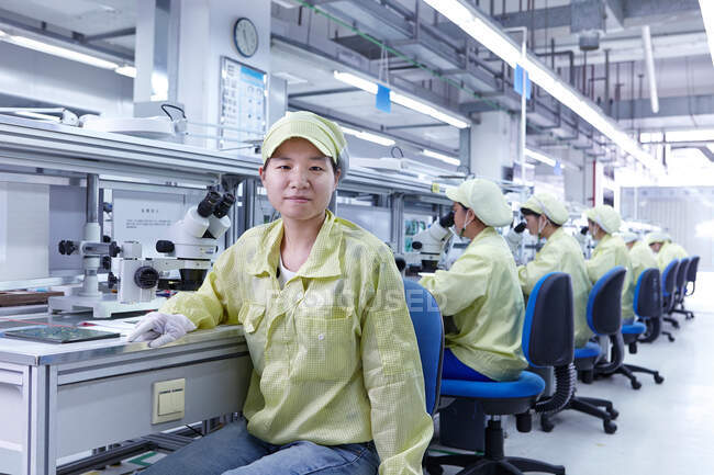 Stazione di controllo qualità presso la fabbrica che produce circuiti elettronici flessibili. Impianto si trova nel sud della Cina, a Zhuhai, provincia del Guangdong — Foto stock