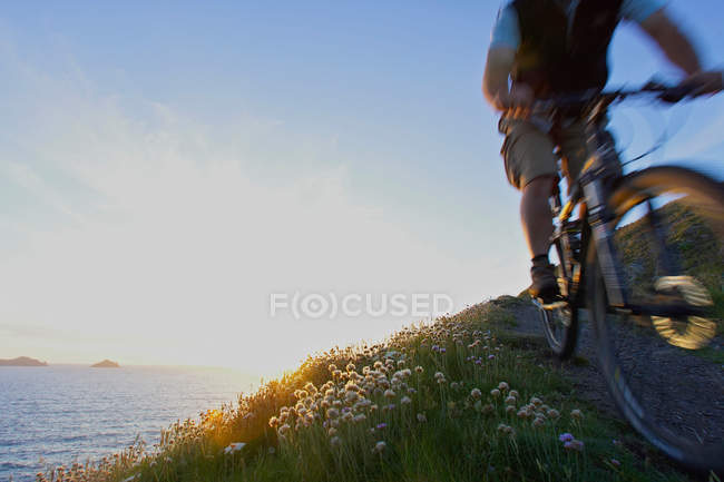 Biciclista de montanha em uma pista costeira . — Fotografia de Stock