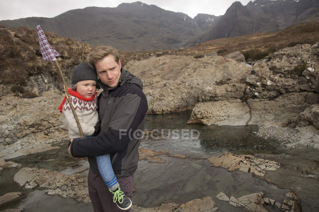 Père tenant son fils, piscines de fées, île de Skye, Hébrides, Écosse — Photo de stock