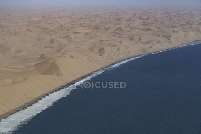 Namibia désert littoral couler autour de l'océan Atlantique vague — Photo de stock