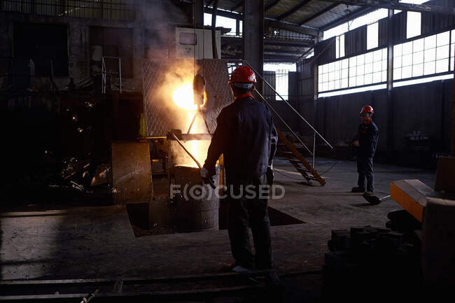 Working in cast iron foundry — Stock Photo