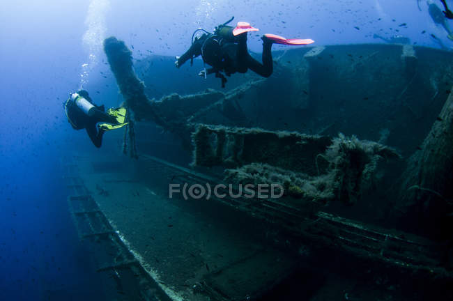 Vue arrière sous-marine des plongeurs enquêtant sur le naufrage du MS Zenobia, Larnaca, Chypre — Photo de stock