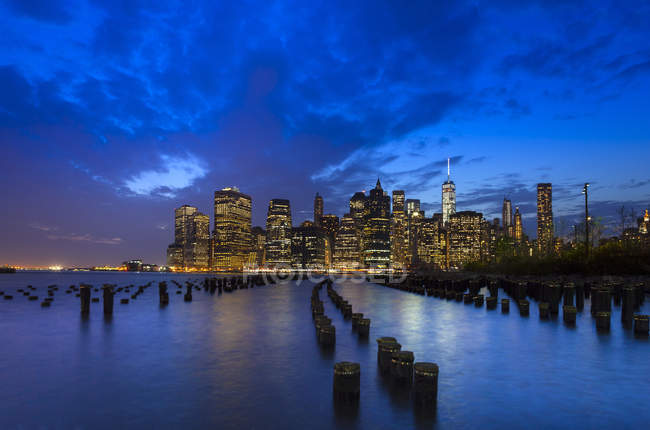 Manhattan Financial District Skyline und ein Welthandelszentrum in der Abenddämmerung, New York, USA — Stockfoto
