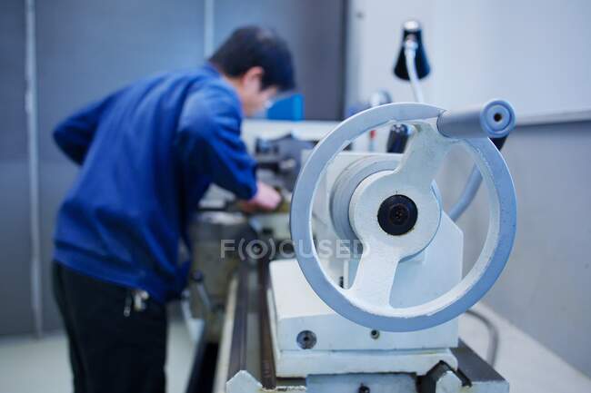 Worker at small parts manufacturing factory in China — Stock Photo