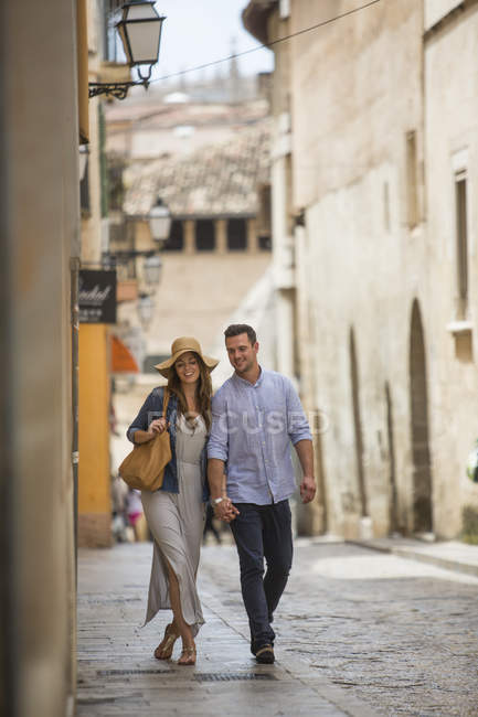 Couple marchant dans la rue, Palma de Majorque, Espagne — Photo de stock