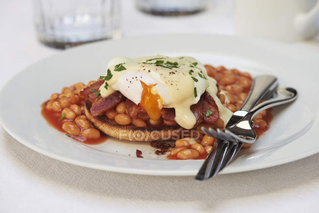 Pochiertes Ei, Speck und Bohnen mit Sauce Hollandaise auf englischem Muffin — Stockfoto