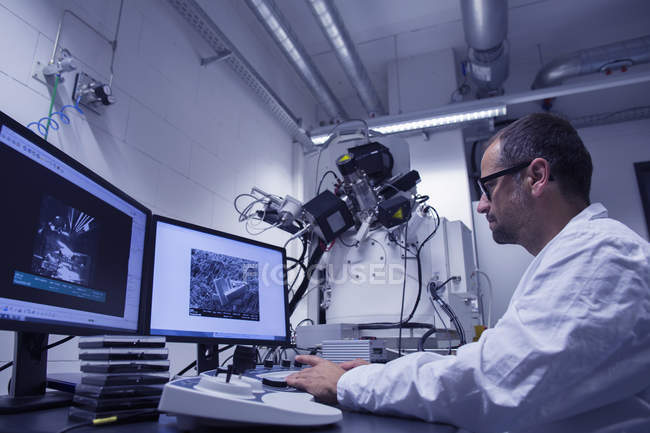 Lab assistant working with SEM image on computer — Stock Photo
