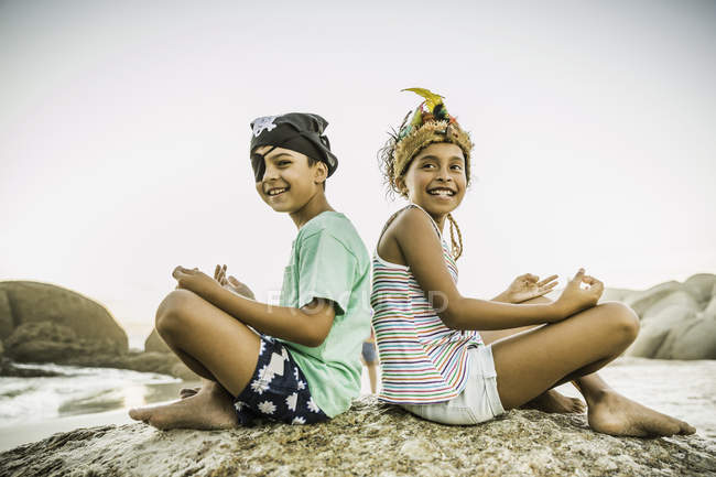 Kinder üben Yoga auf Felsen — Stockfoto