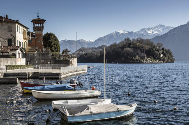 Barche ancorate vicino alla villa sul lago, Lago di Como, Italia — Foto stock
