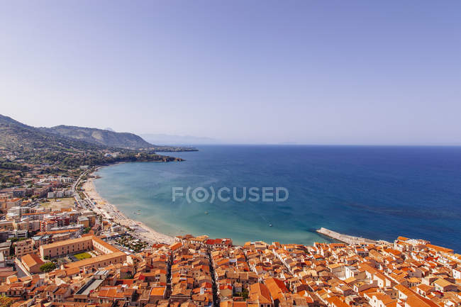 Vista da costa e cidade de Cefalu, Sicília, Itália — Fotografia de Stock
