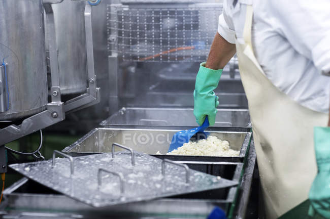 Кадроване зображення працівник працює в органічних тофу виробництва заводу — стокове фото