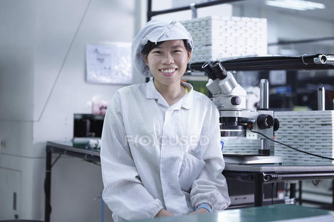 Retrato de mulher trabalhadora sorridente em fábrica de alta tecnologia — Fotografia de Stock