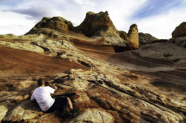 Fotógrafo fotografiando formación de roca White Pocket, Page, Arizona, EE.UU. - foto de stock