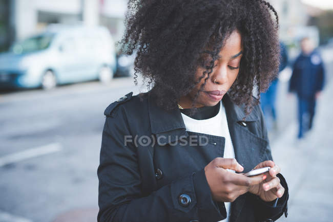 Junge Frau schreibt SMS auf Smartphone, Lake Como, Como, Italia — Stockfoto