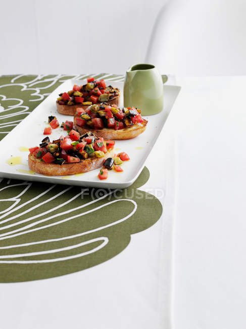 Тарелка брускетты и оливкового масла — стоковое фото