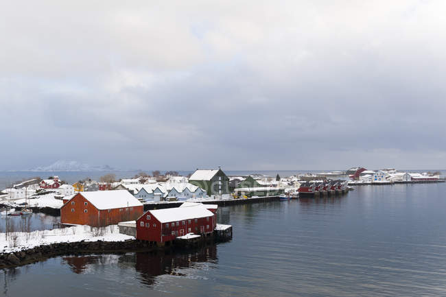 Casas en paseo marítimo, Svolvaer, Islas Lofoten, Noruega - foto de stock