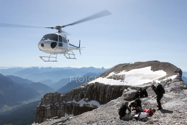 Saltadores BASE preparando trajes de ala en la cumbre de la montaña, Dolomitas, Italia - foto de stock