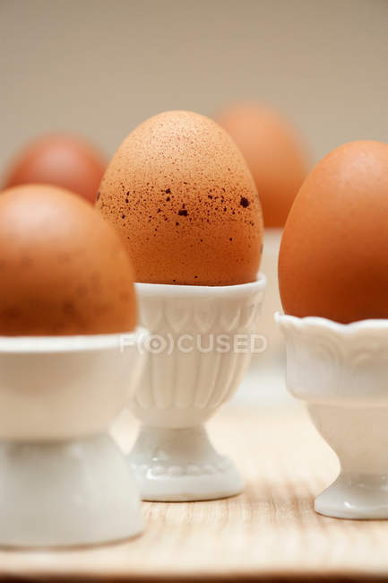 Primo piano colpo di uova sode in coppe di uovo — Foto stock