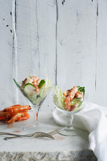 Coquetel de camarão em copos — Fotografia de Stock