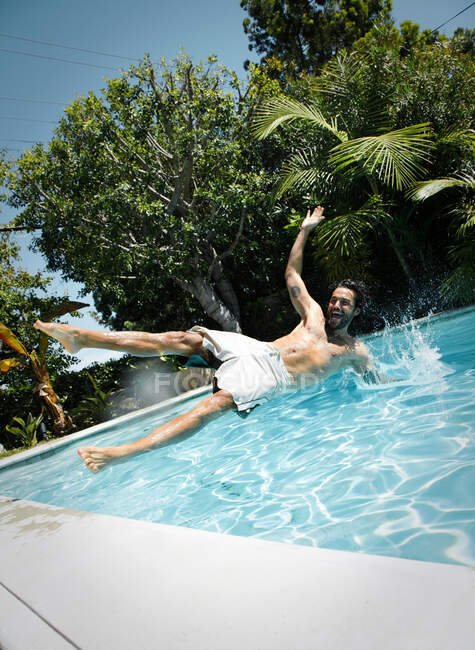 Homme tombant dans la piscine — Photo de stock