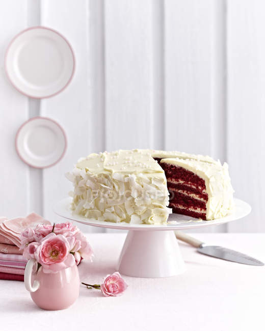 Rote Samtschicht Kuchen mit Zuckerguss auf Kuchen bedeckt — Stockfoto