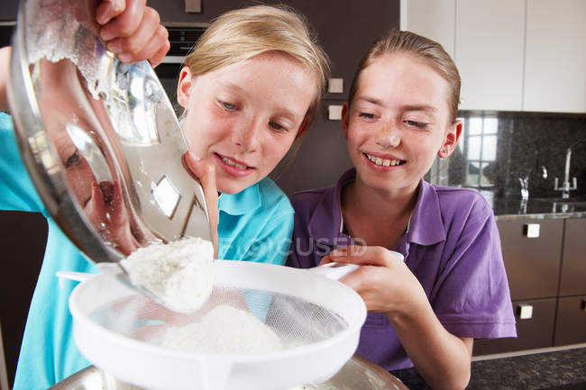 Chicas cocinando en la cocina - foto de stock