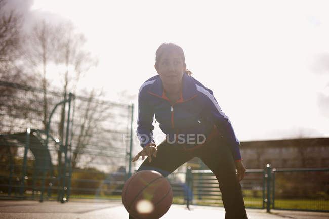 Reife Frau spielt Basketball im Park — Stockfoto