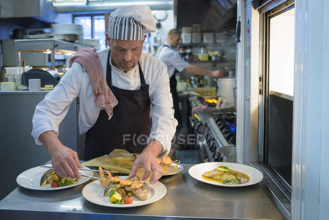 Chefs preparando pratos na cozinha tradicional restaurante italiano — Fotografia de Stock
