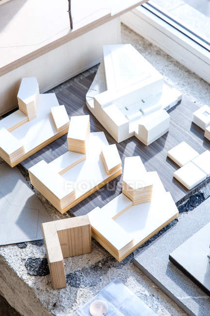 Vista dall'alto del modello architettonico in legno alla luce solare — Foto stock